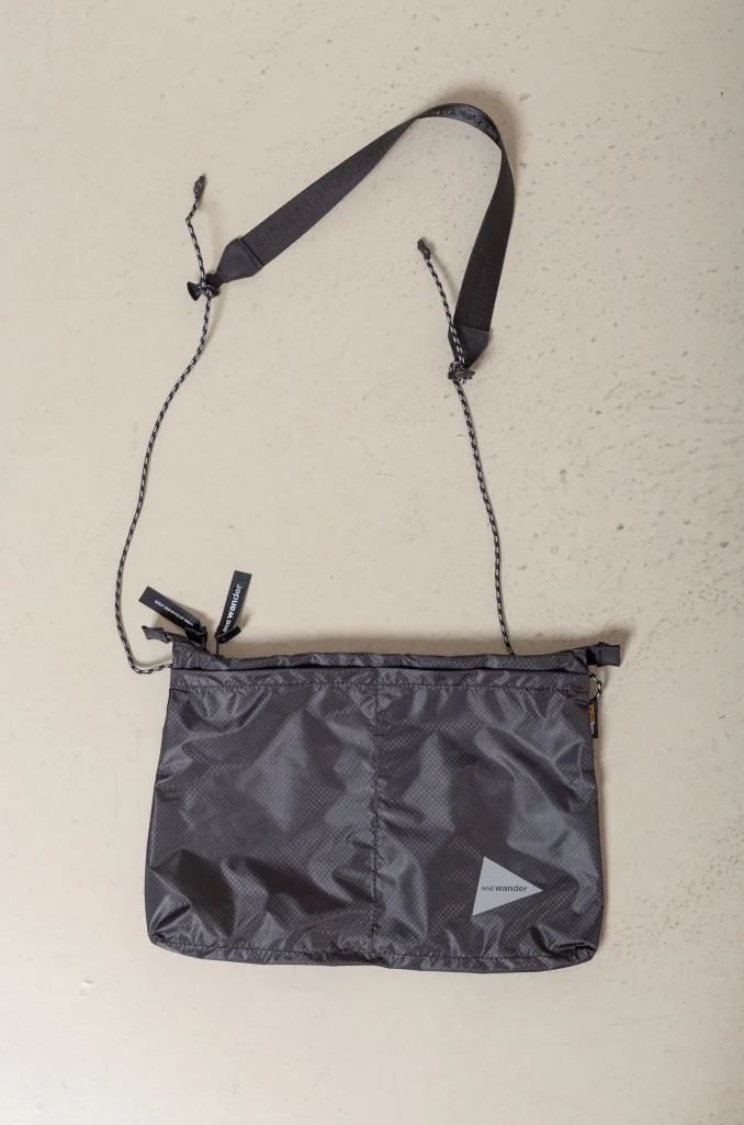 andWander Sil Sacoche サコッシュ（グレー） And Wander - Sil Sacoche Charcoal - Rendez-vous Store