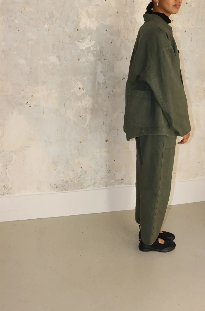 pas de calaisプリーツジャケット rennes — Pas de Calais | Cotton Linen Satin Coverall Jacket in Beige