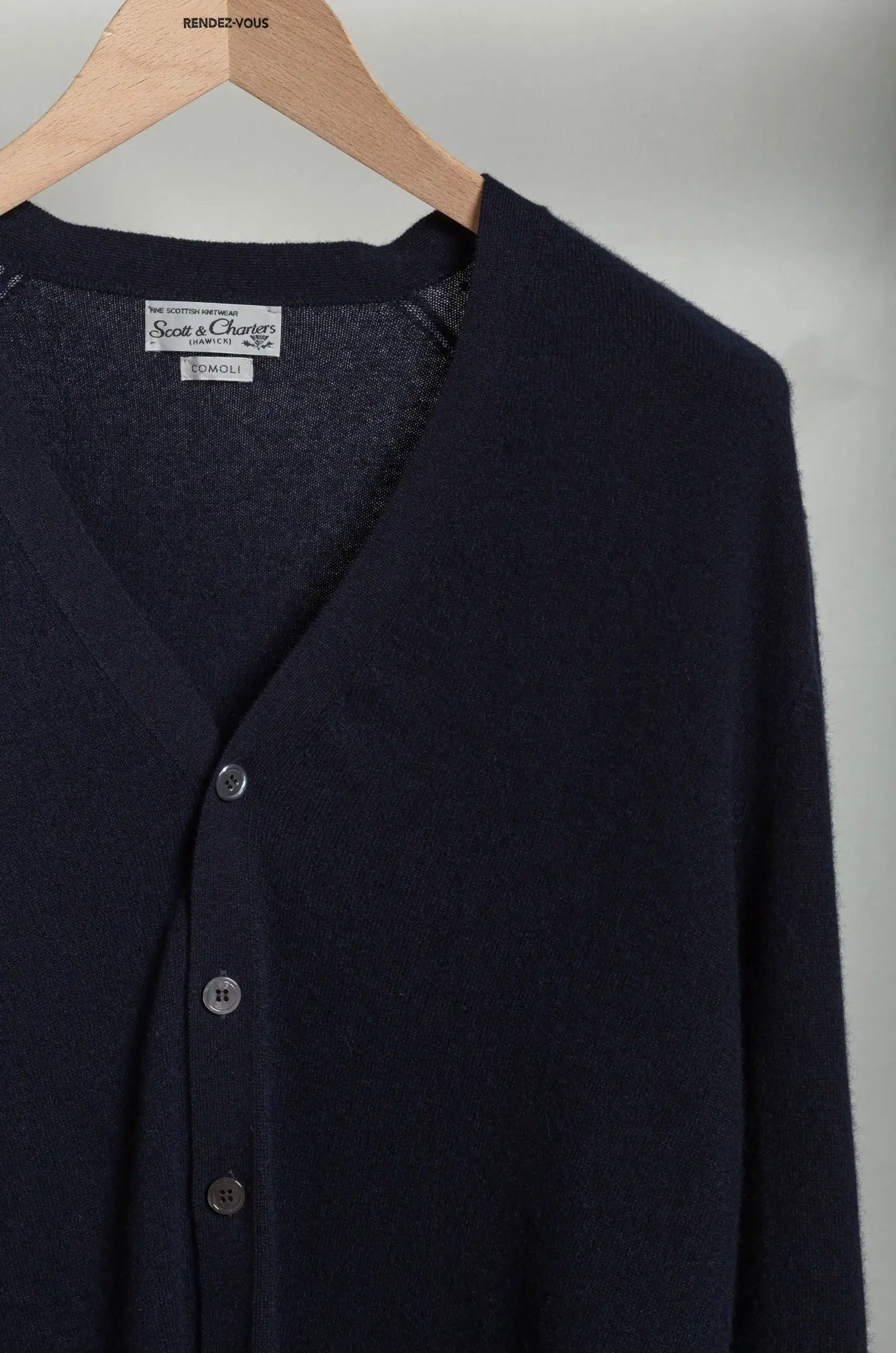 Comoli SCOTT & CHARTERS CUSTOM V-NECK NAVY