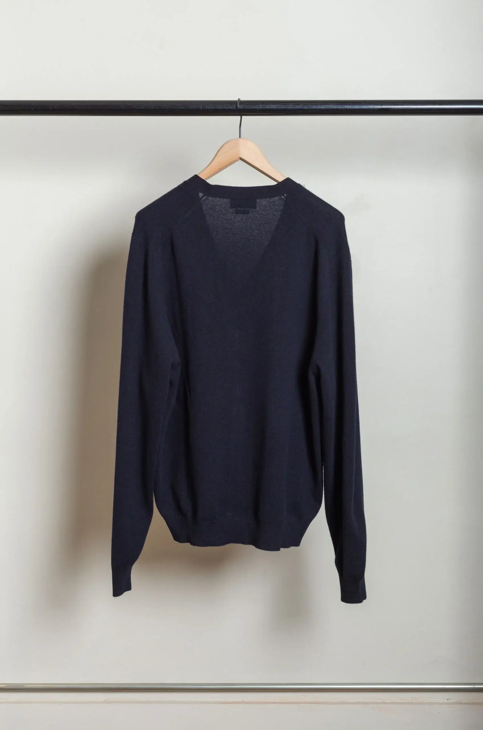 Scott and Charters カシミアVネックニット | LARUCHETRIANON.FR