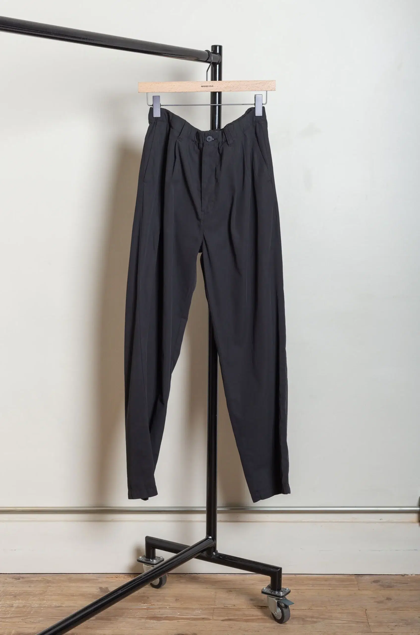 Still By Hand - PT01261OS Garment-dye 2 pleat pants - INK BLACK