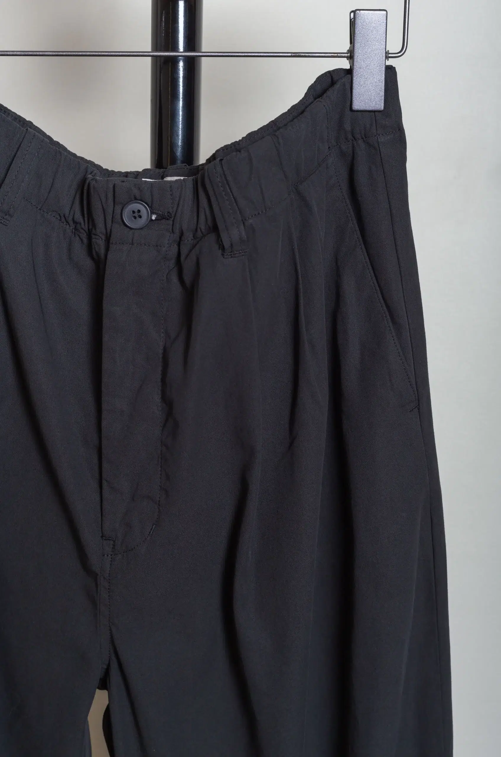 Still By Hand - PT01261OS Garment-dye 2 pleat pants - INK BLACK