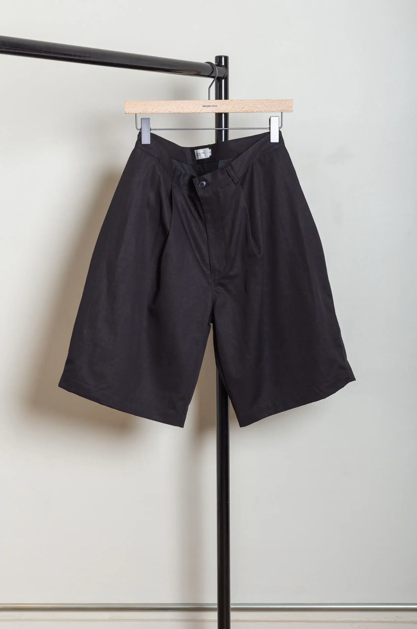Still By Hand - PT10261OS Linen mixed wide shorts - BLACK