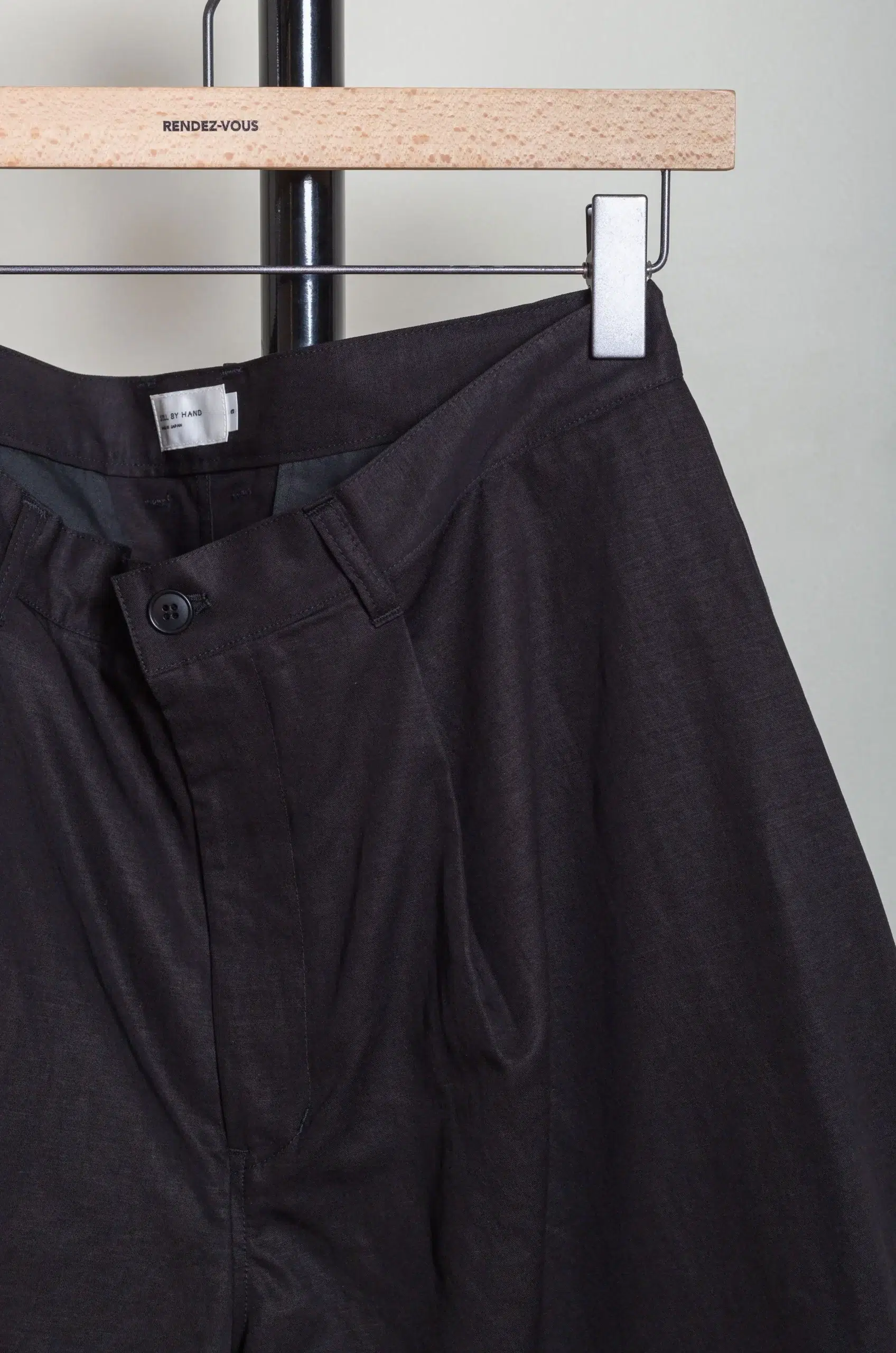 Still By Hand - PT10261OS Linen mixed wide shorts - BLACK