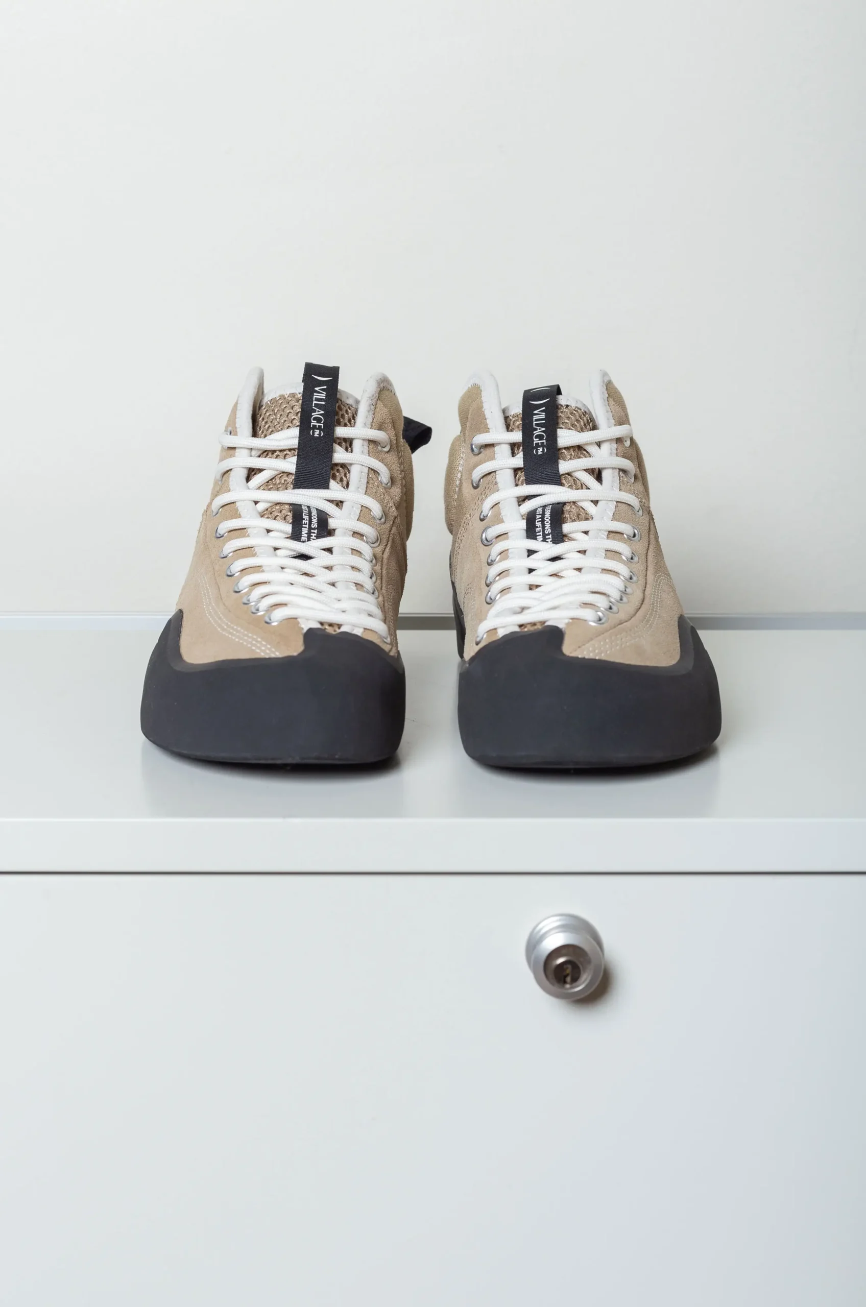 VILLAGE - 1PM MID Shoes - Sand / Natural Black