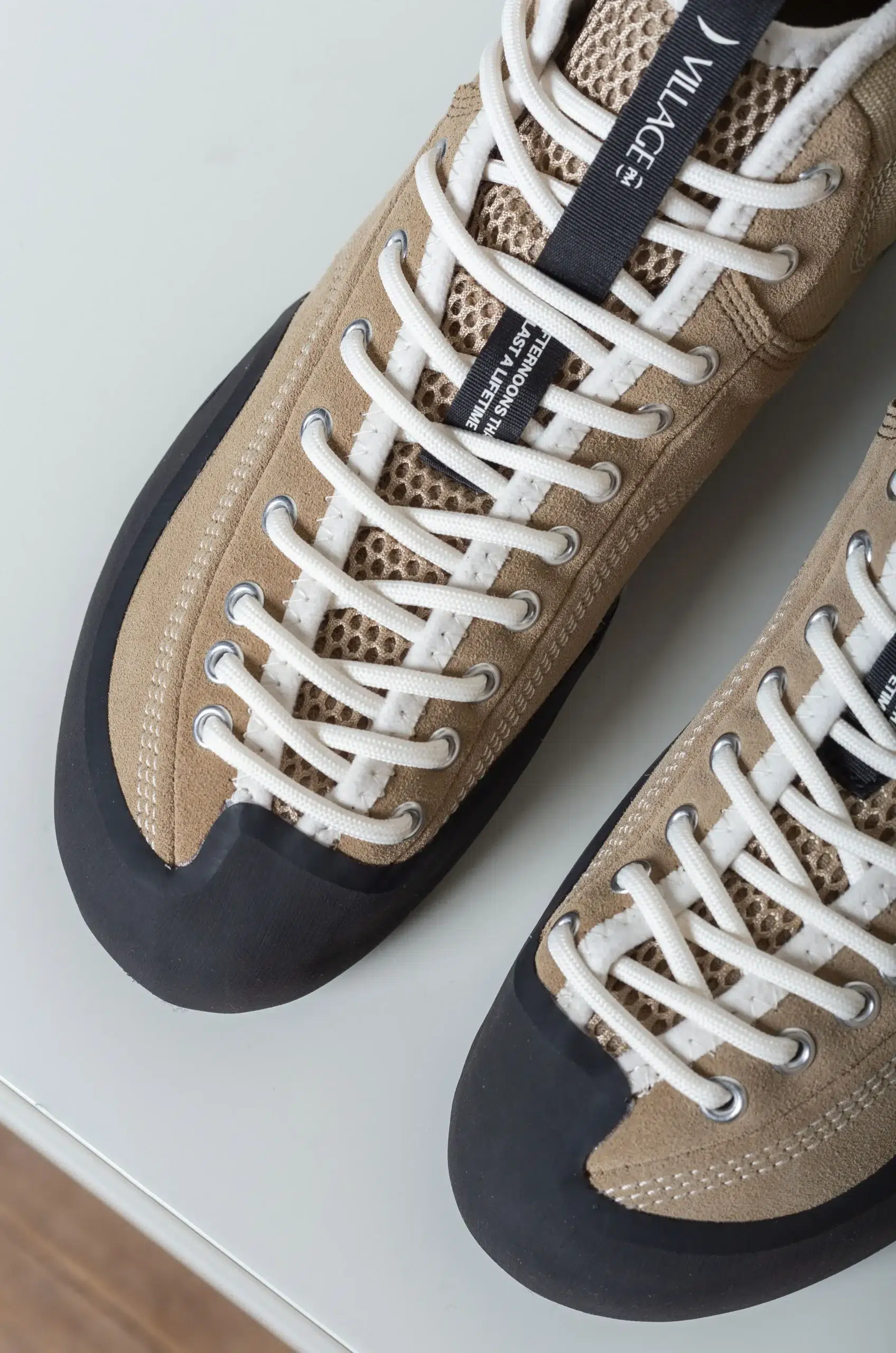 VILLAGE - 1PM MID Shoes - Sand / Natural Black