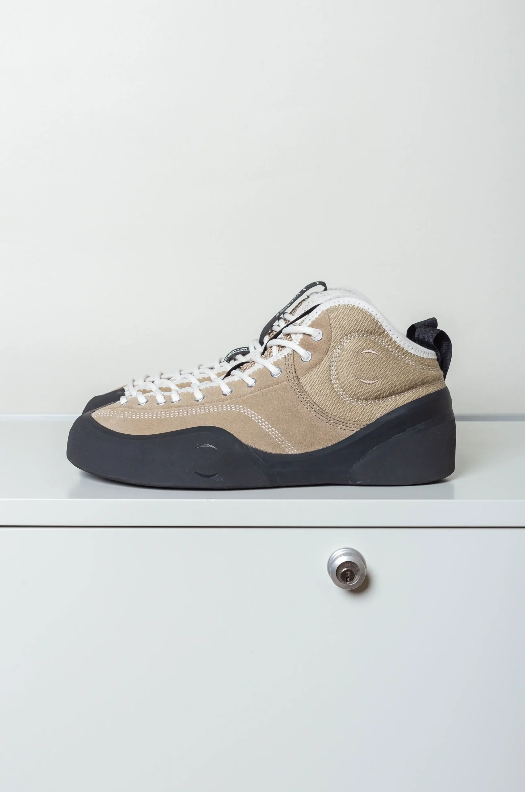 VILLAGE - 1PM MID Shoes - Sand / Natural Black