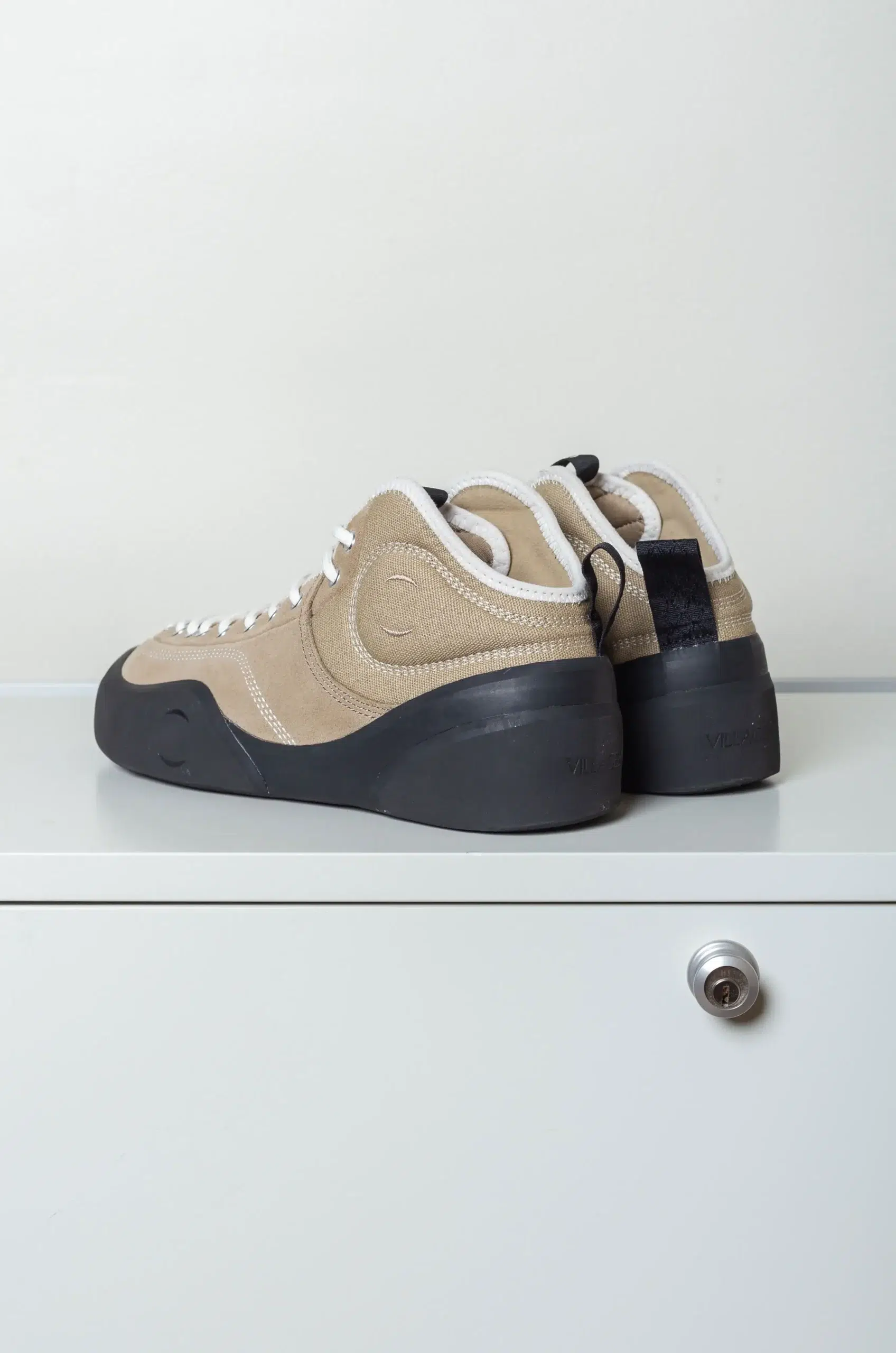 VILLAGE - 1PM MID Shoes - Sand / Natural Black