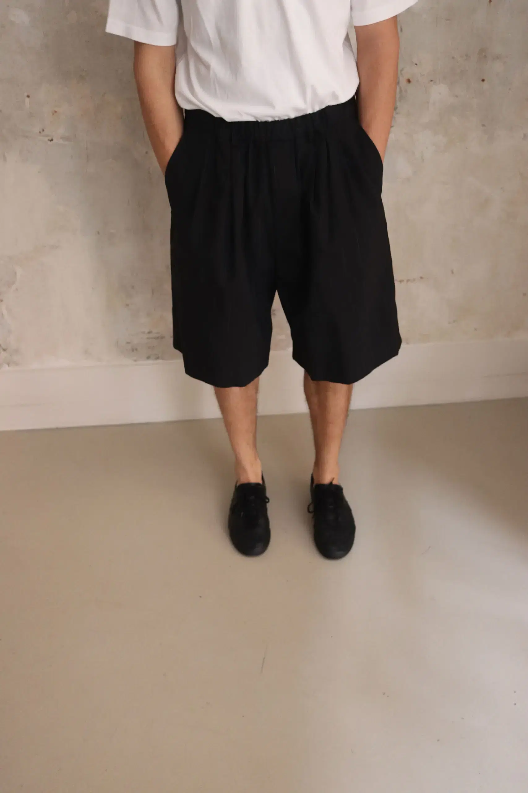 Yoko Sakamoto - DOUBLE PLEATED WIDE EASY SHORTS - BLACK (L)