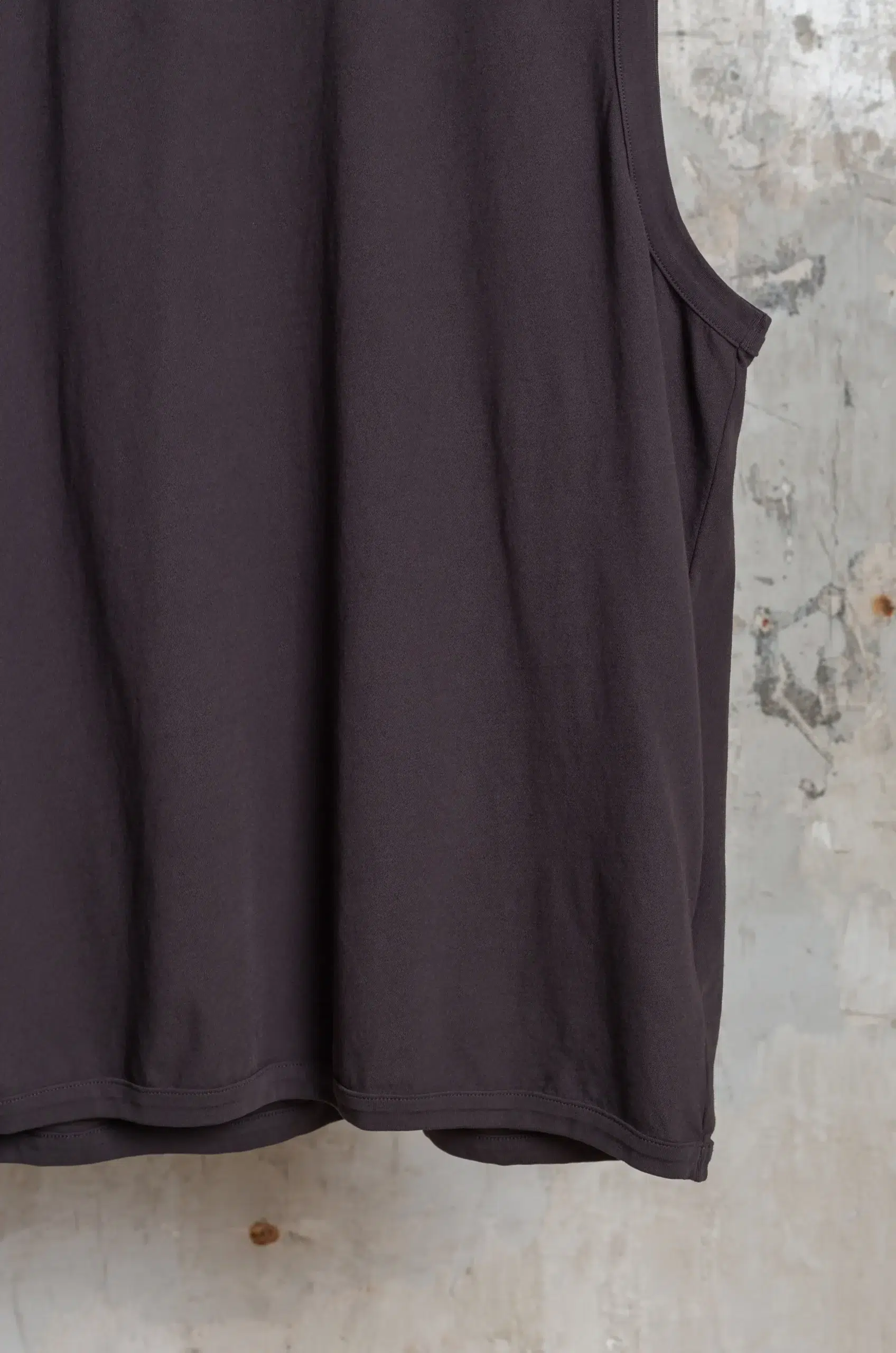 Lady White - SLEEVELESS T-SHIRT - TIRE BLACK