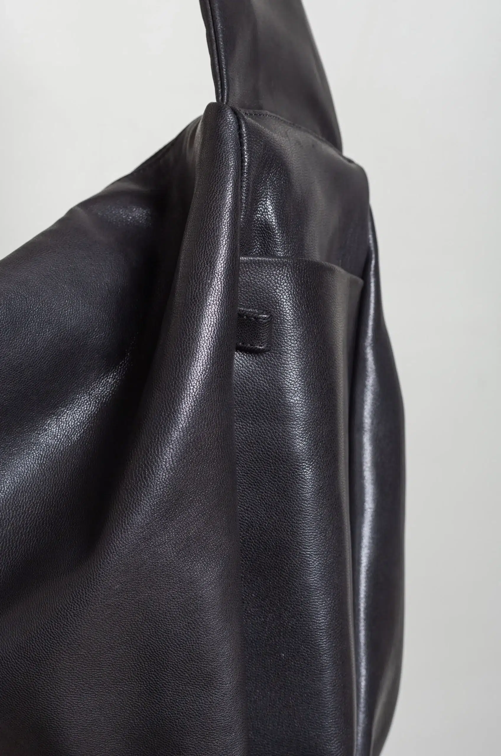 STEIN - SHIRRING HANDLE LEATHER SHOULDER BAG ST.1509 - BLACK