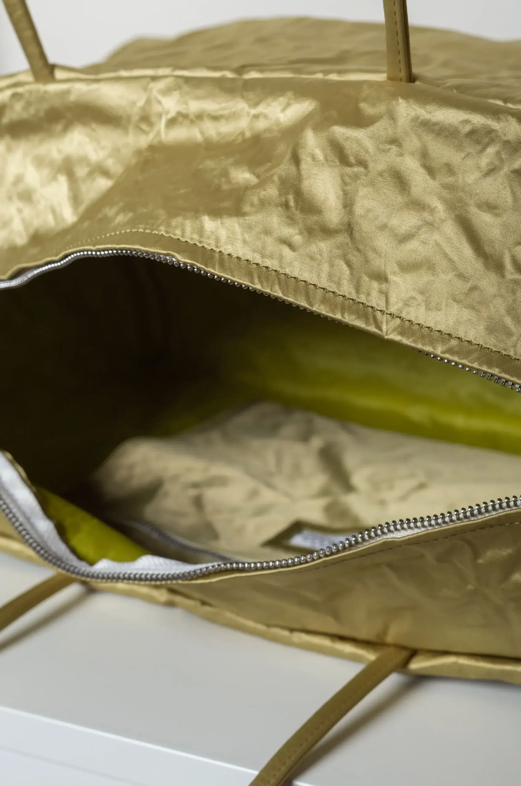 Zilla - SATIN DUFFLE BAG - OLIVEGOLD