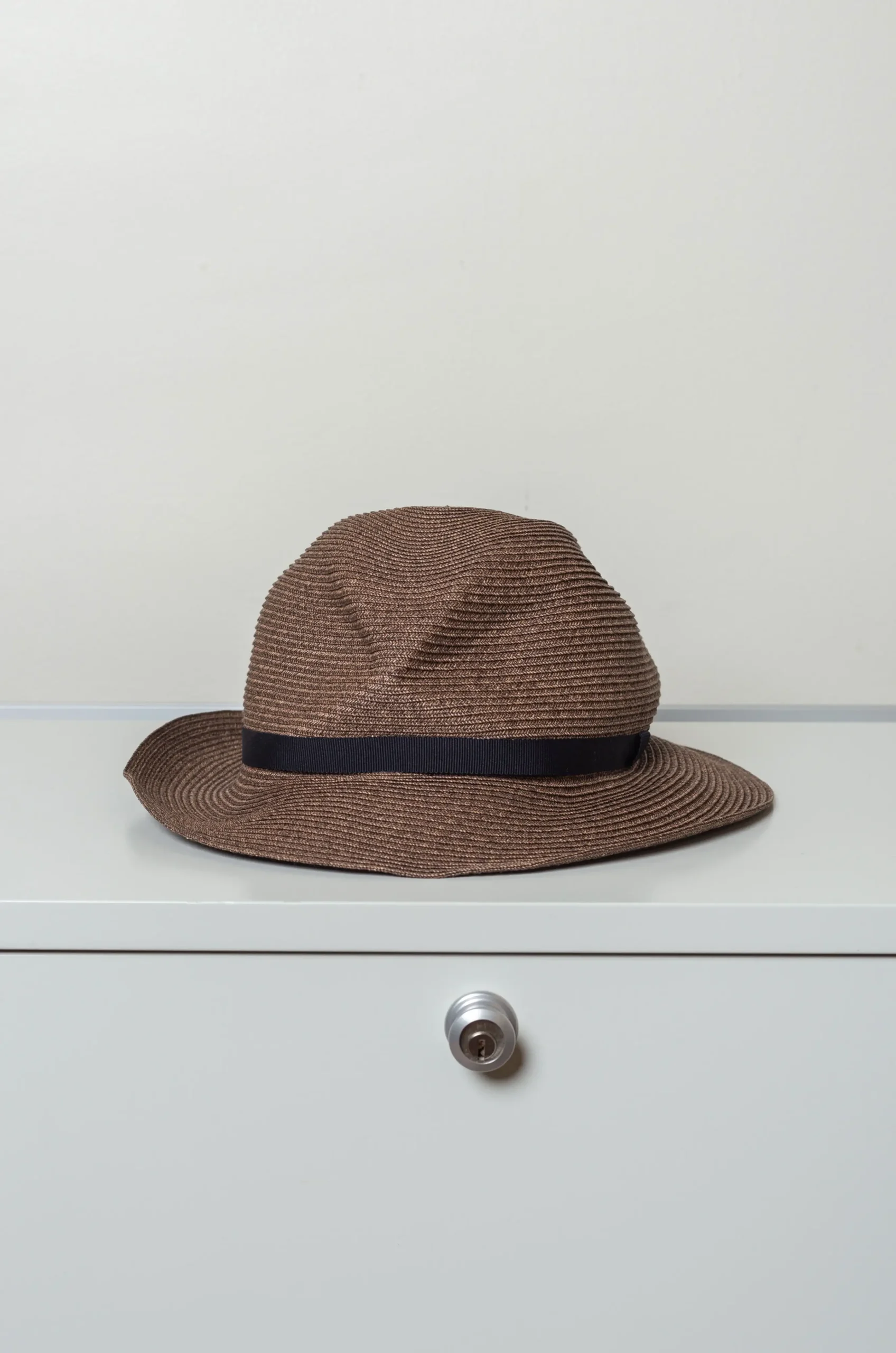 MATURE HA - BOXED HAT 6.5CM BRIM GROSGRAIN RIBBON - DARK BROWN X BLACK