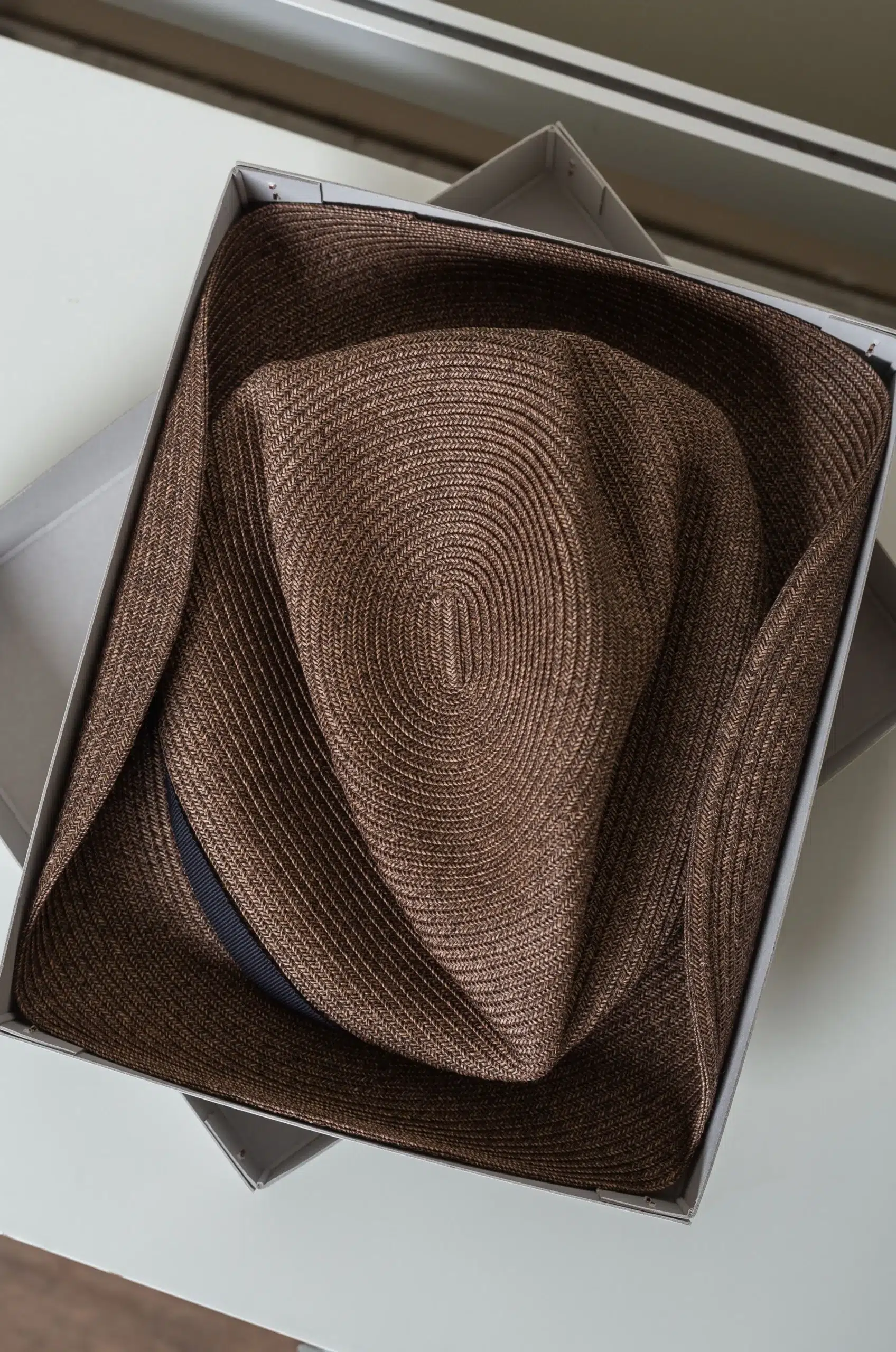 MATURE HA - BOXED HAT 6.5CM BRIM GROSGRAIN RIBBON - DARK BROWN X BLACK