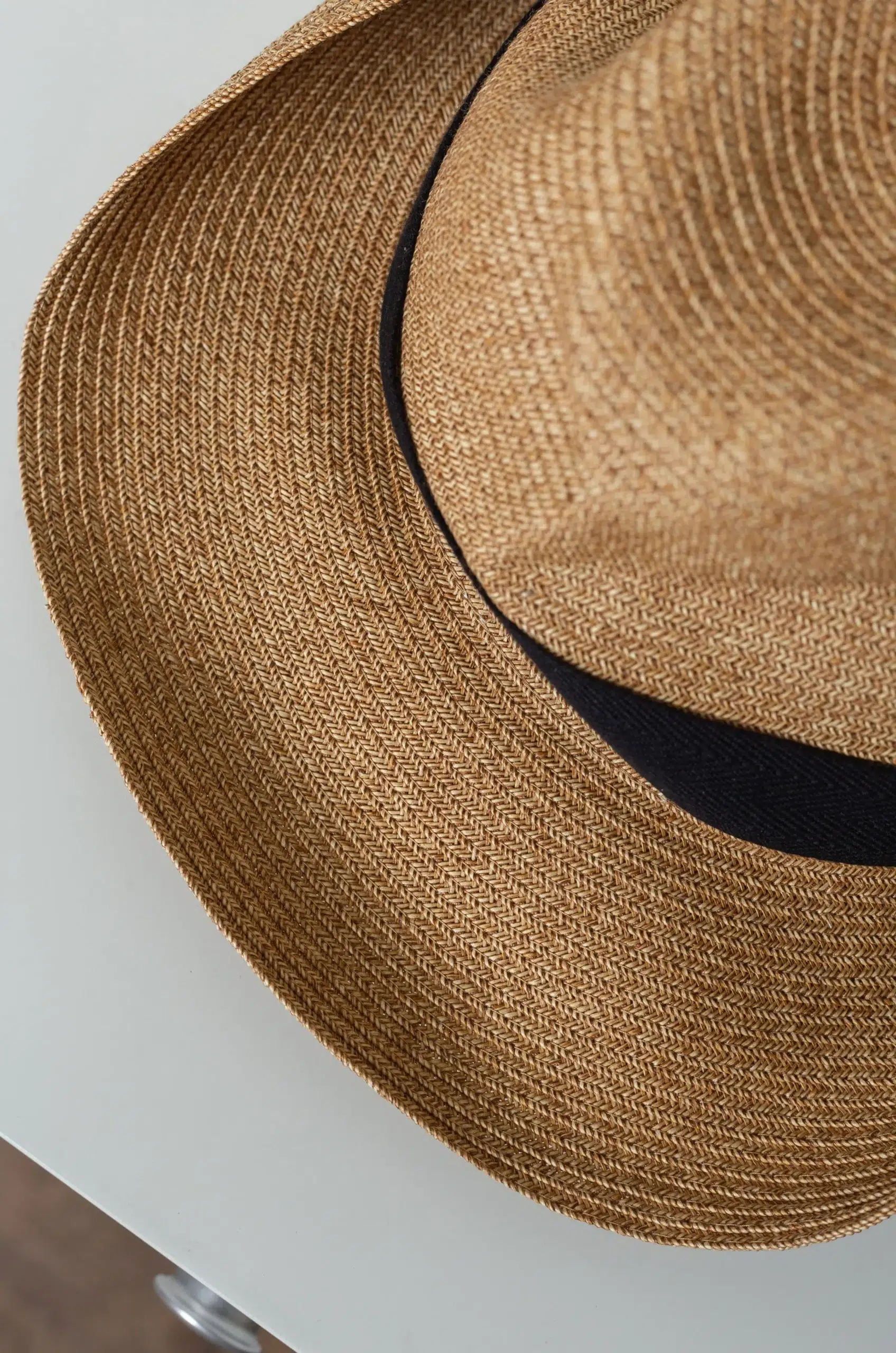 MATURE HA - BOXED HAT 7 CM BRIM HERRINGBONE RIBBON - MIX BROWN X BLACK