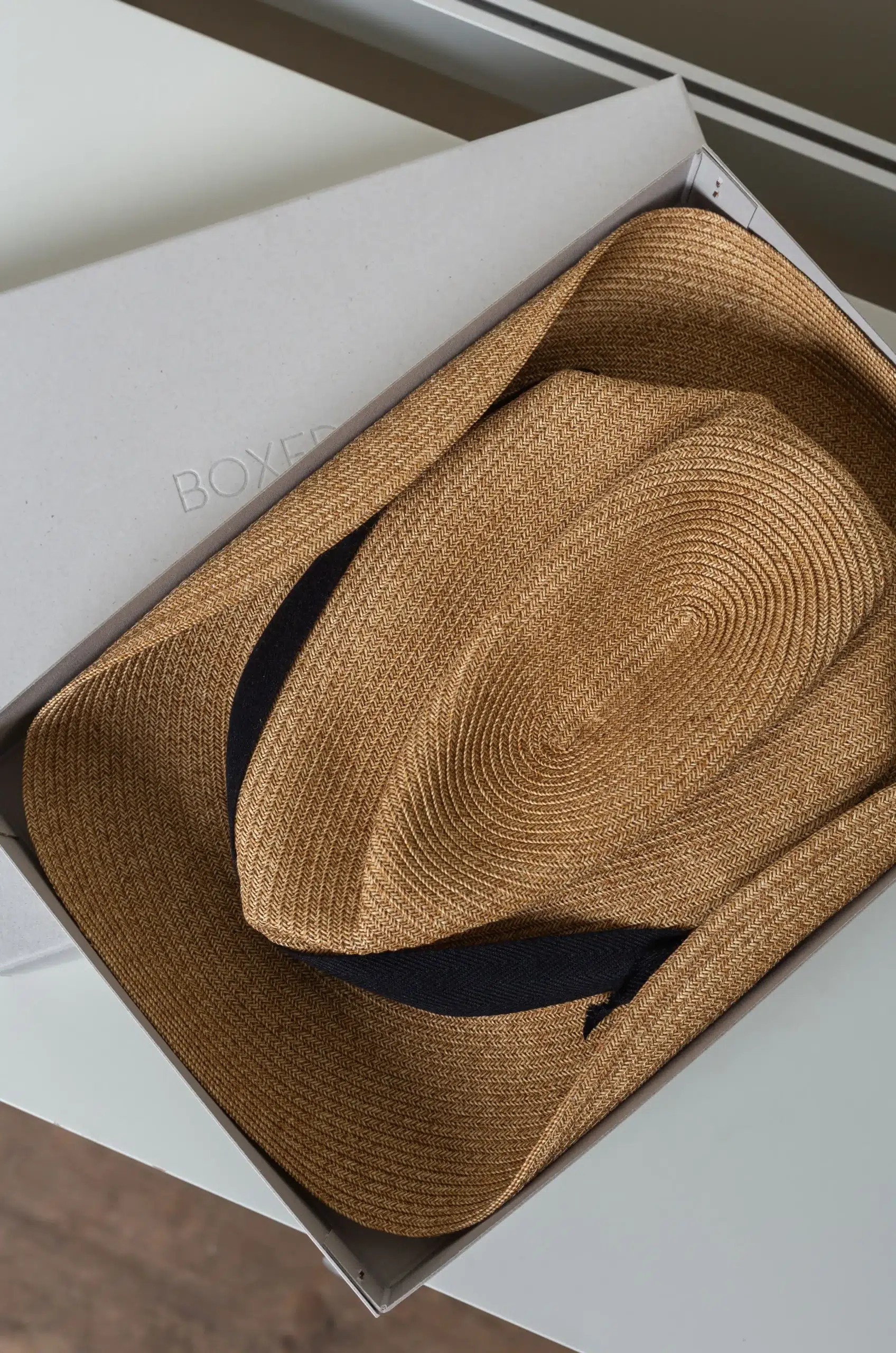 MATURE HA - BOXED HAT 7 CM BRIM HERRINGBONE RIBBON - MIX BROWN X BLACK