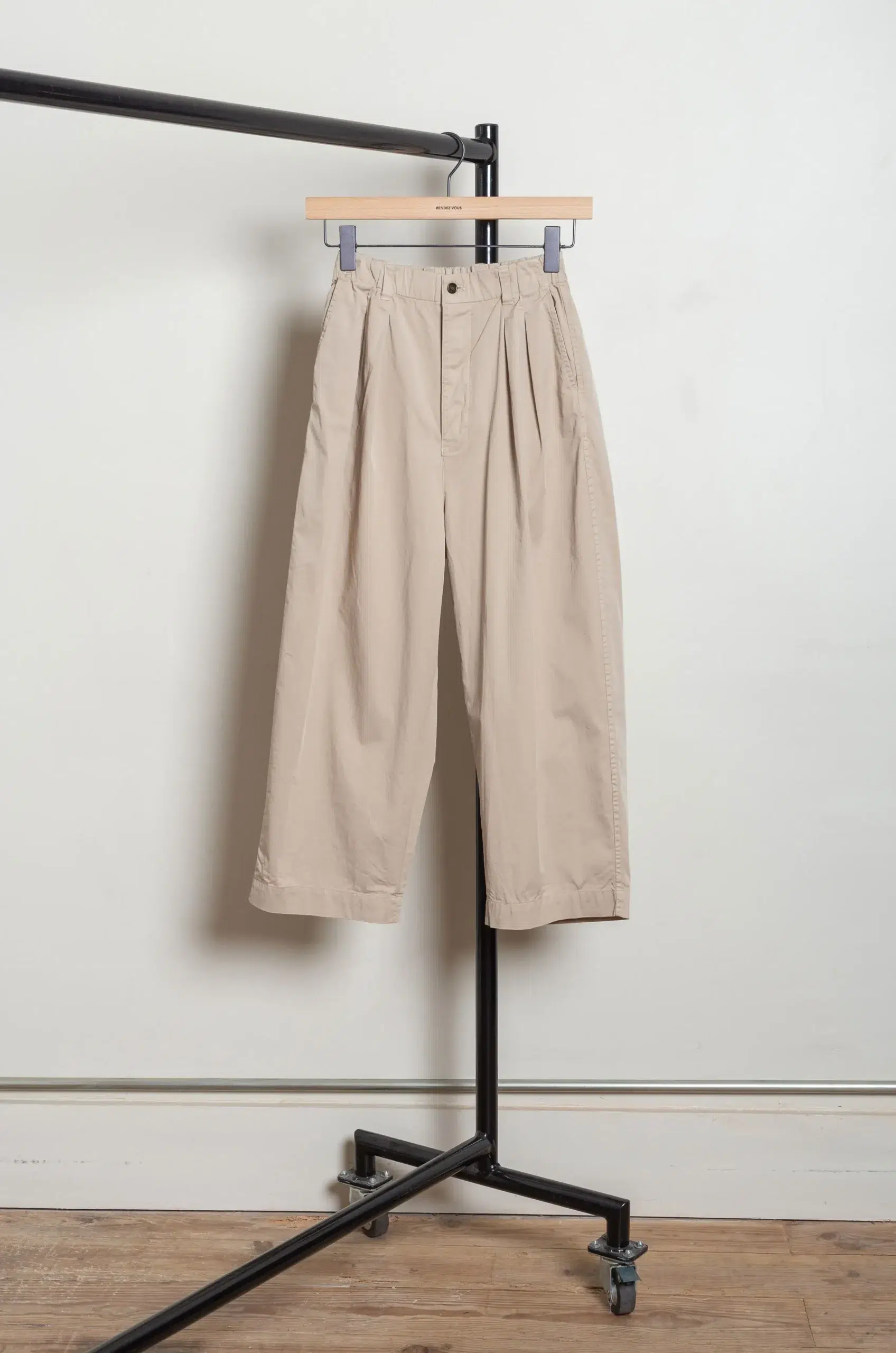 Toujours - 2 In-pleat Baggy Chinos AM44FP04 - Sand