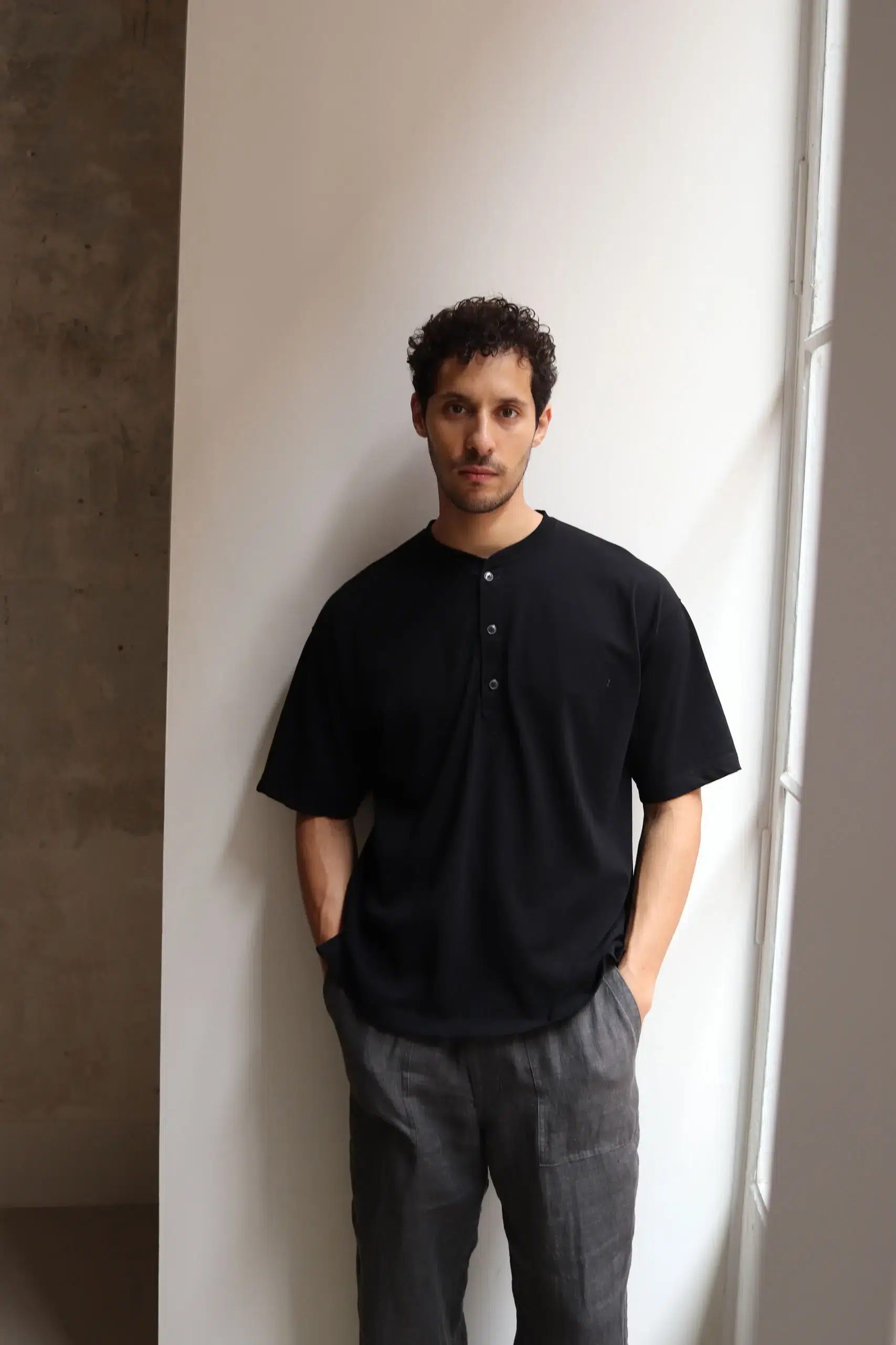 Ylève - COTTON HIGH-TWISTED JERSEY HENRY NECK T - Black