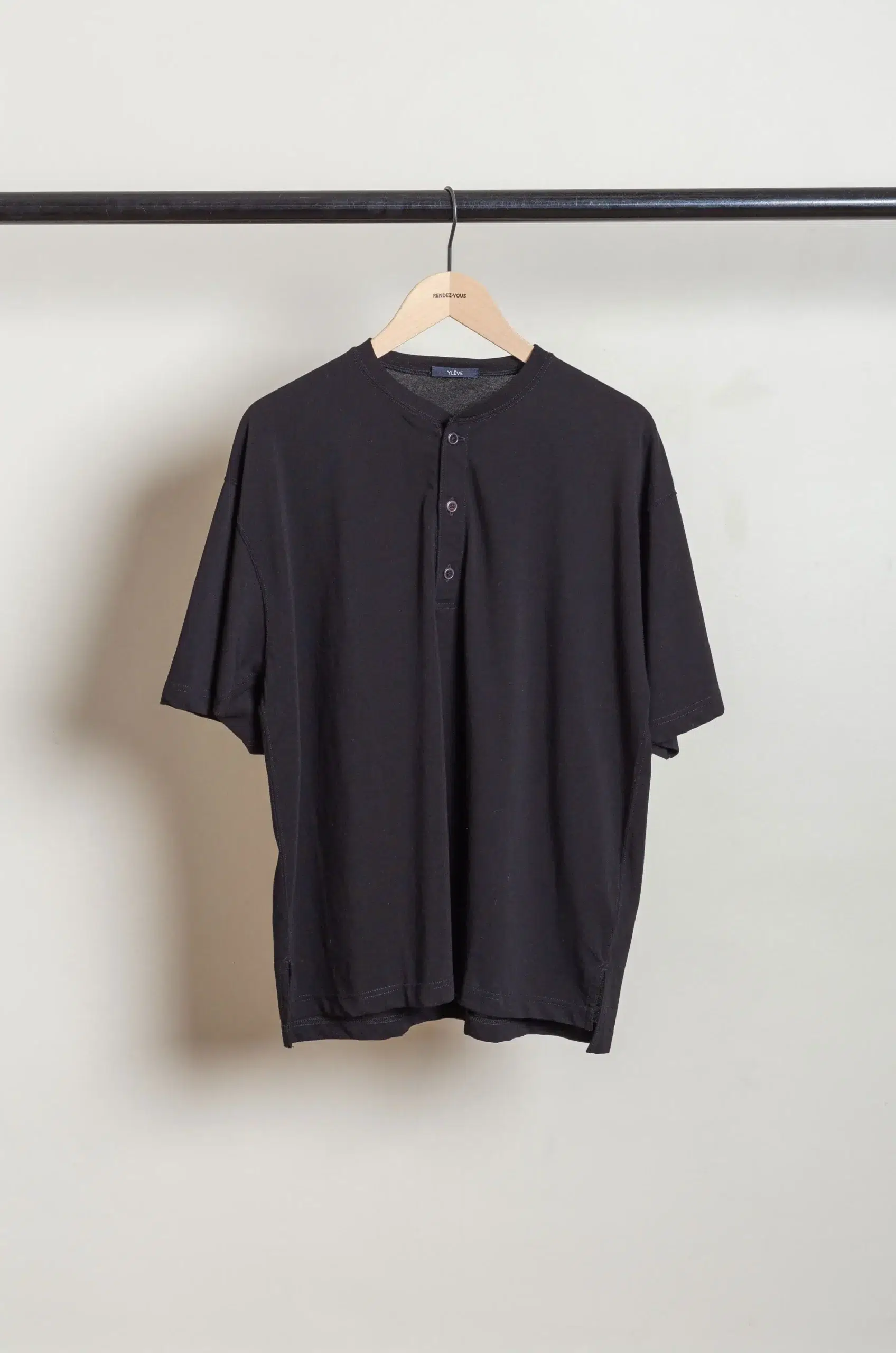 Ylève - COTTON HIGH-TWISTED JERSEY HENRY NECK T - Black