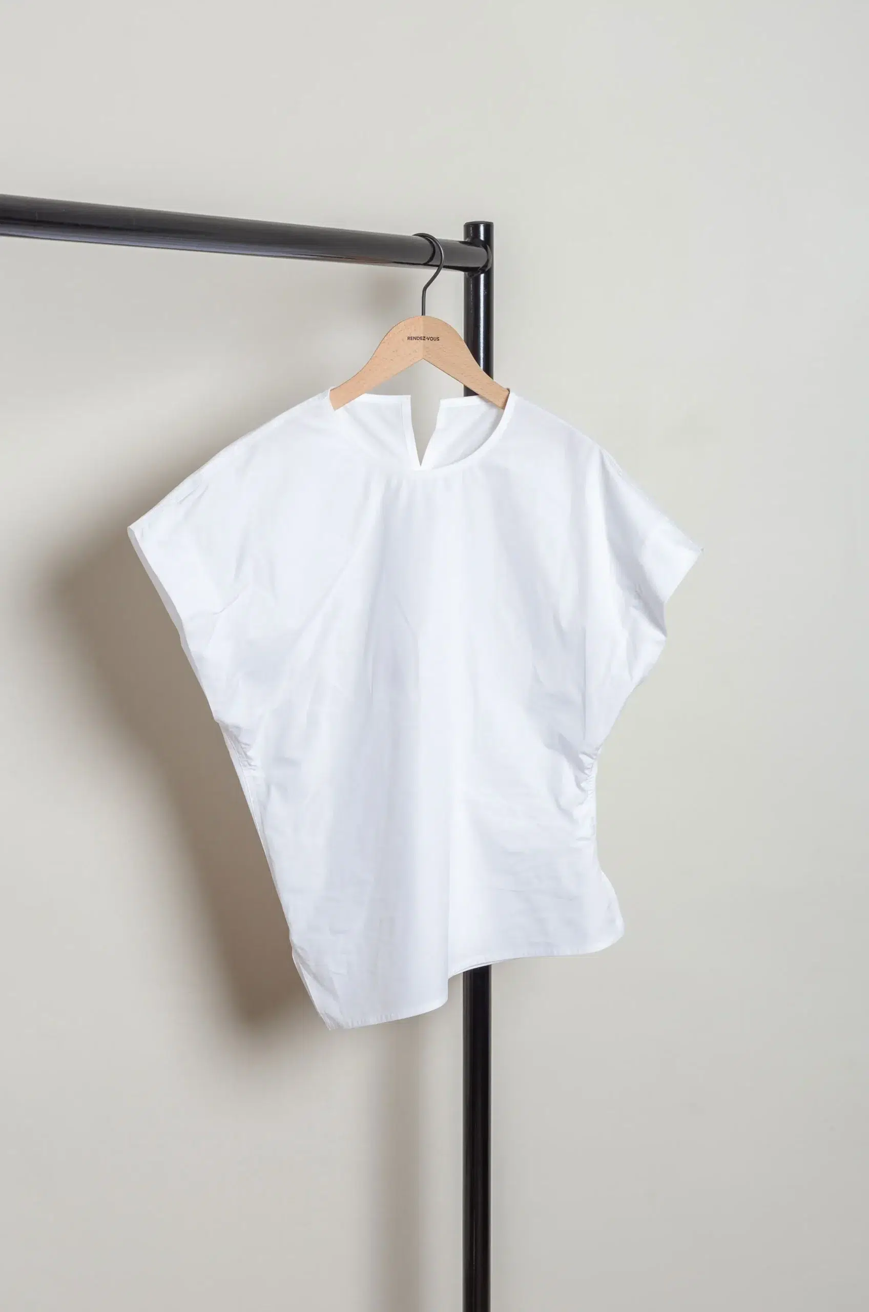 Ylève - FINX COTTON WEATHER ASYMMETRY P/O SH - White - RENDEZ-VOUS