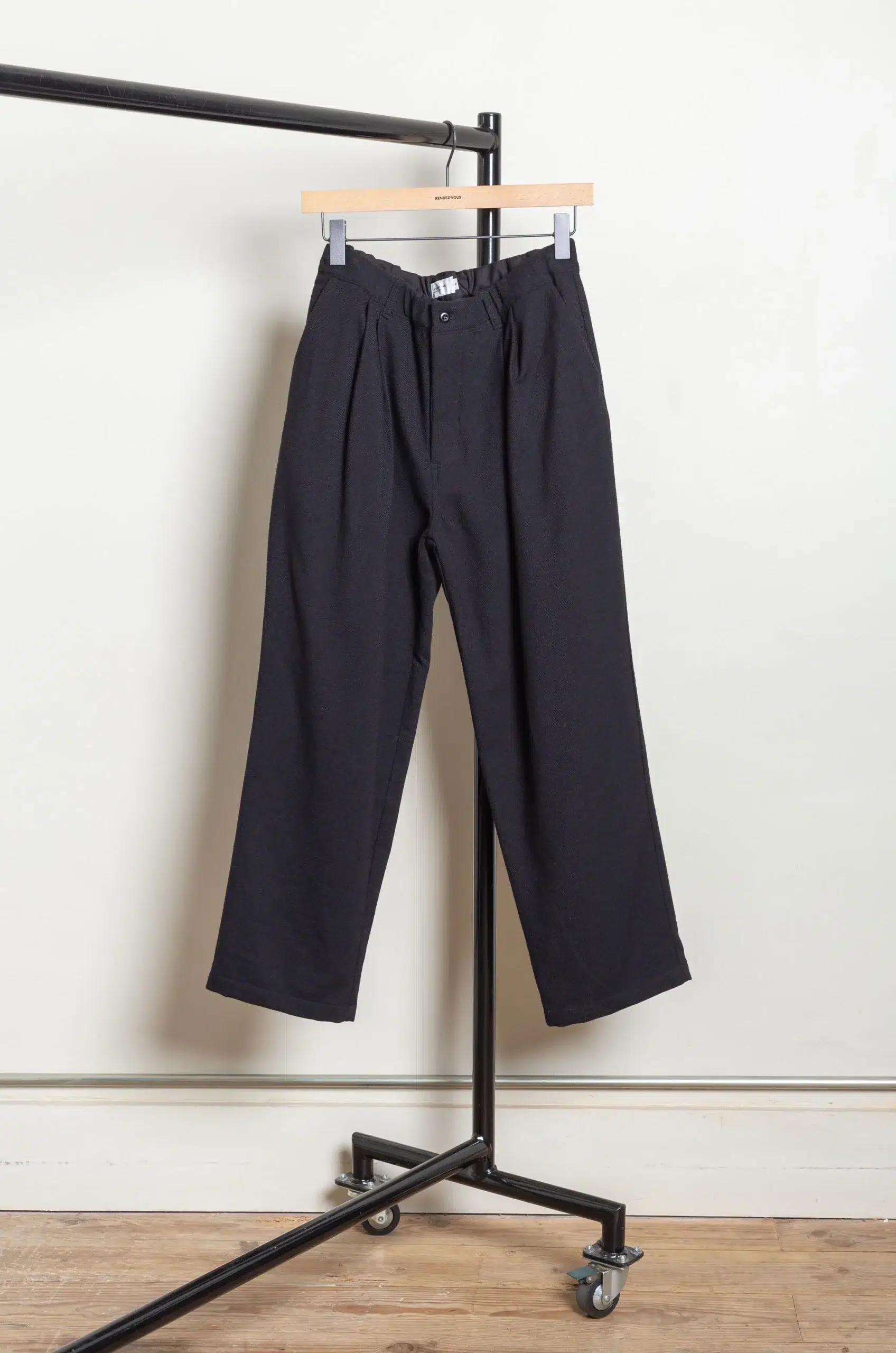 Still By Hand - PT07263OS Wool mixed deep tuck pants - Black
