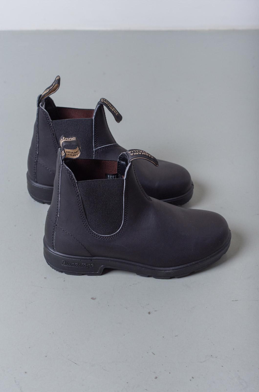 blundstones black leather