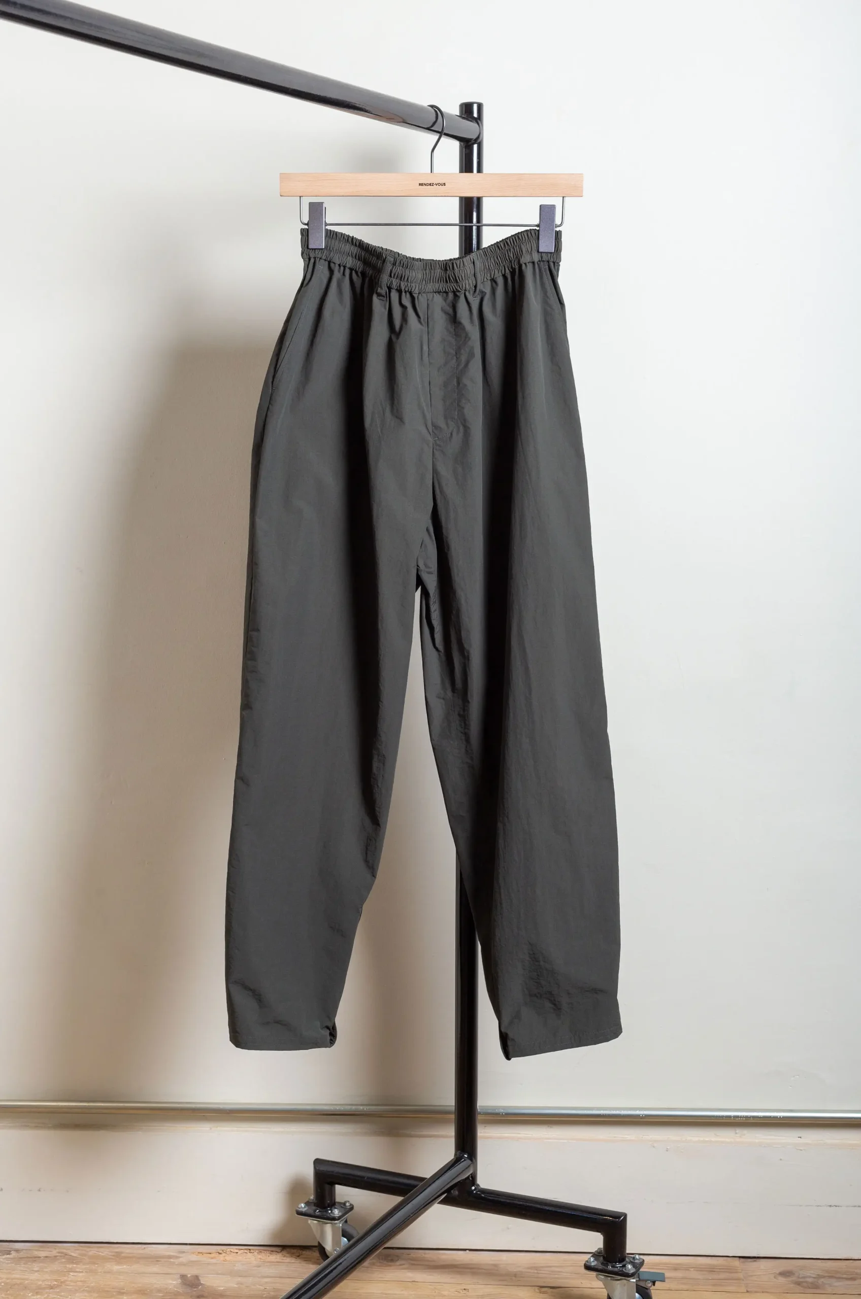 Stein - Windbreaker Easy Trousers Dark Khaki - Rendez-Vous Store